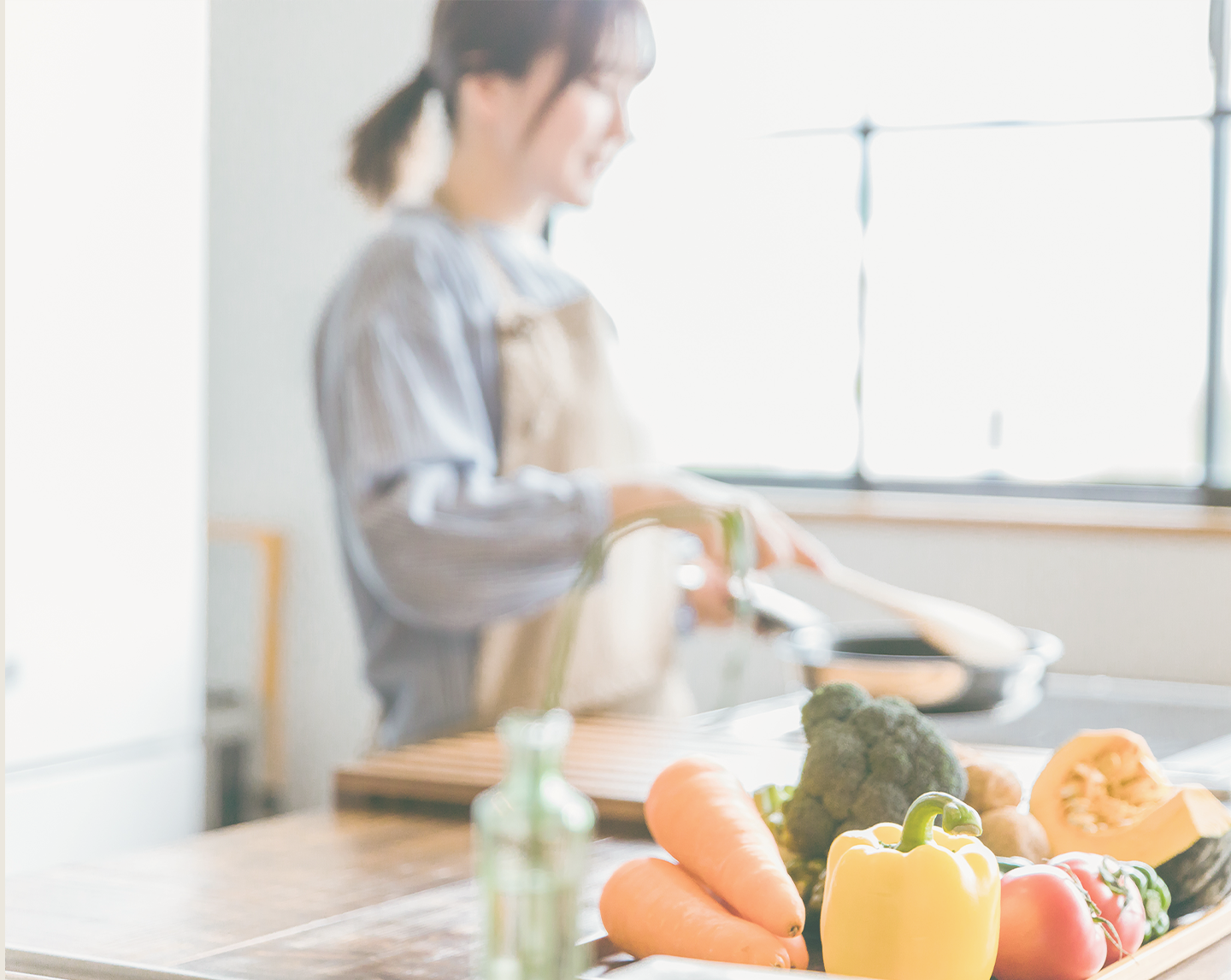 野菜を調理する女性